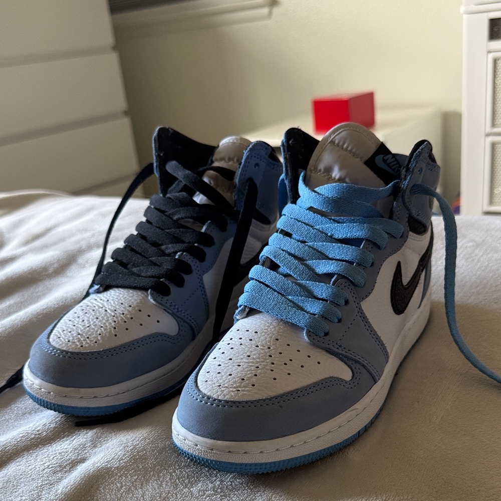 Women’s 7 Boys 5.5Y Jordan 1 Retro High OG University Blue